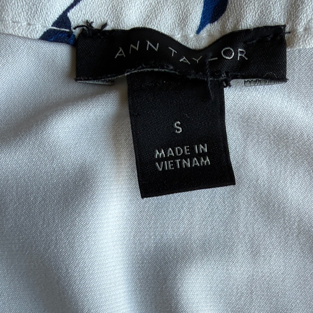 Ann Taylor Women's White Floral V-Neck Blouse - Picture 2 of 3